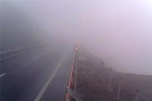 冬日駕車出行遇到團(tuán)霧怎么辦？學(xué)會(huì)這7招或許能保命！