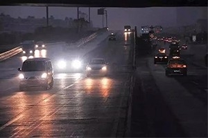 夜間開車?yán)纤緳C(jī)都懂：走灰不走白，見黑停下來(lái)！